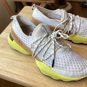 Sorel woman’s size 7 white and yellow sneakers and great condition